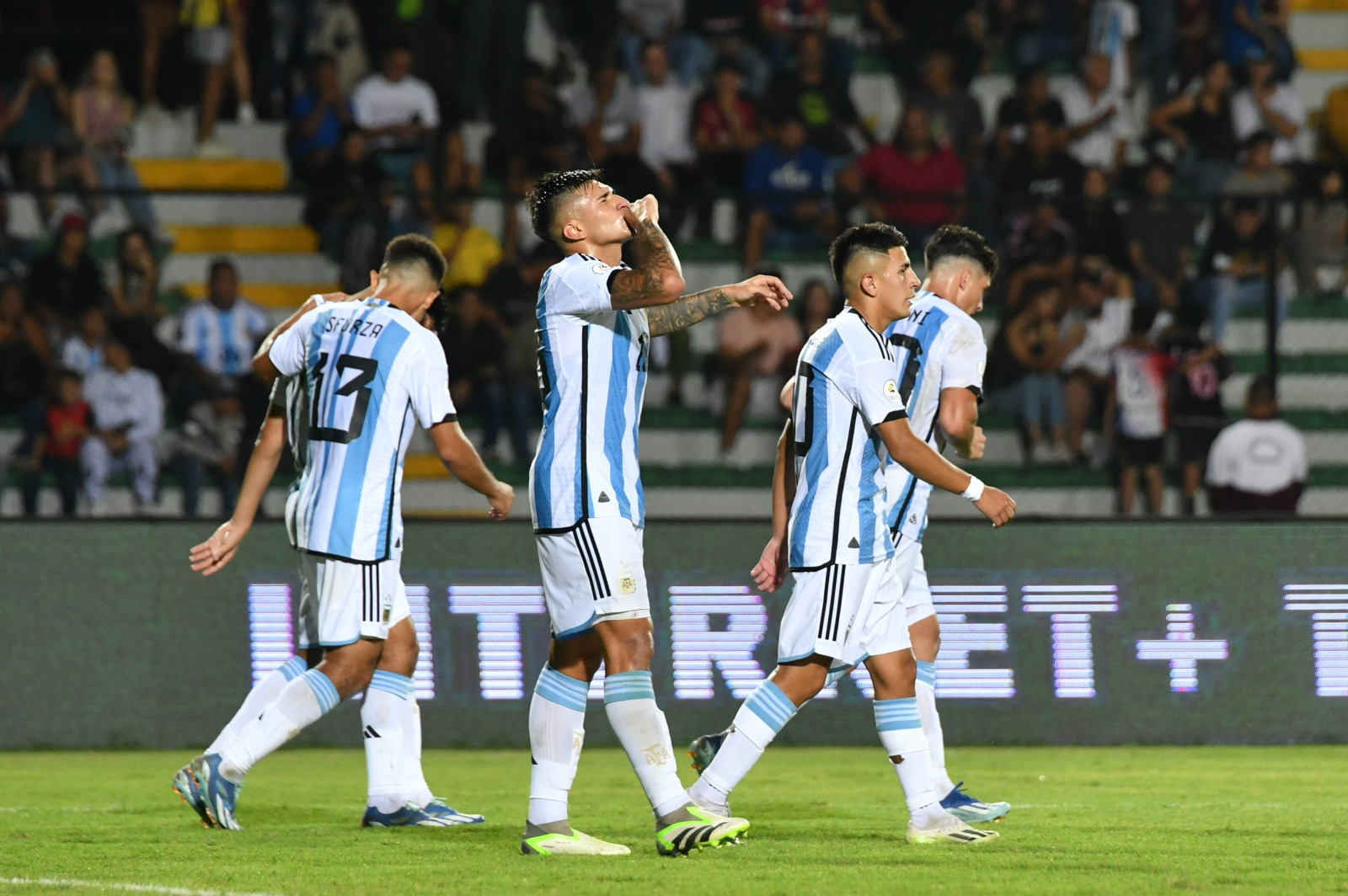 Argentina juega con el eliminado Uruguay en busca del primer puesto del Grupo B