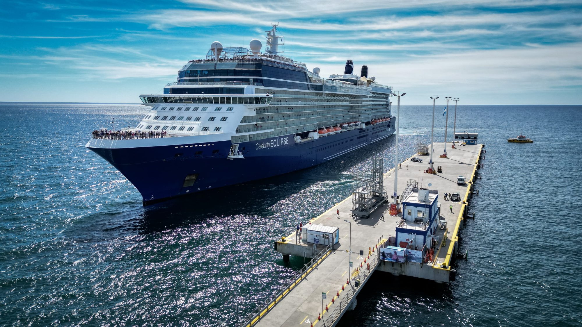 Temporada de cruceros: El Celebrity Eclipse amarró en Puerto Madryn