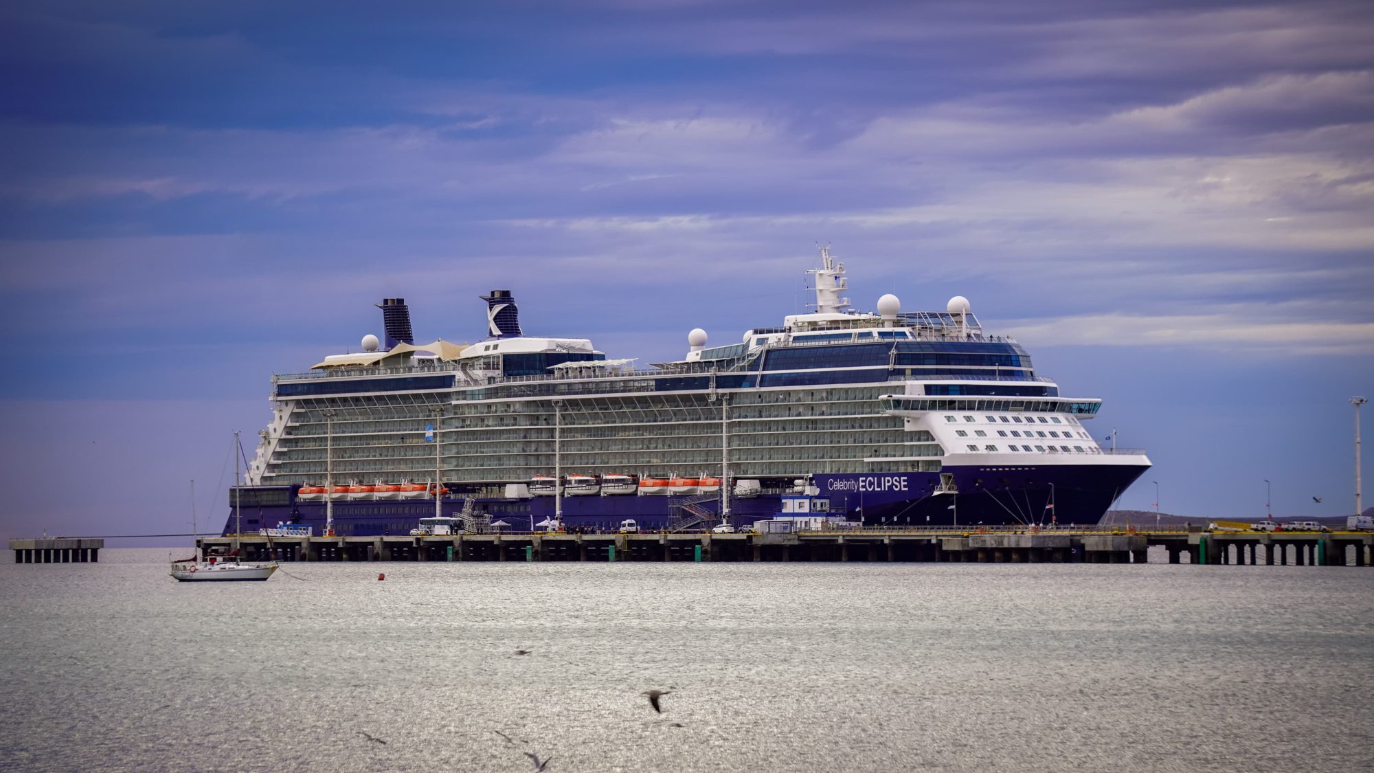 Temporada de Cruceros: El Celebrity Eclipse llegó nuevamente en Puerto Madryn con casi 4.000 pasajeros