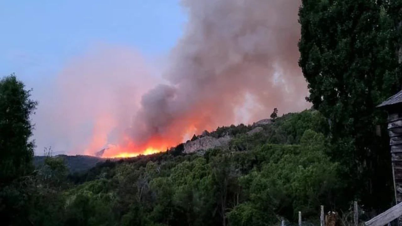 Incendio en el Parque Nacional Los Alerces: El fuego continúa activo y ya se quemaron más de 7 mil hectáreas