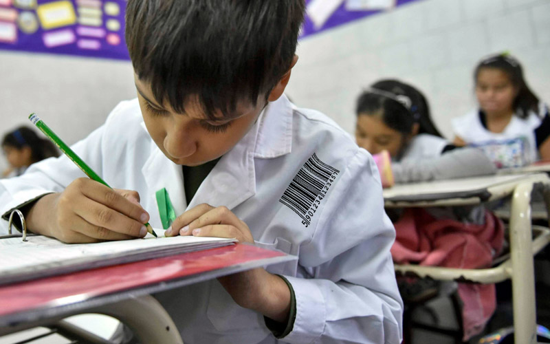 Milei evalúa declarar a la educación como “servicio esencial” a días del inicio del ciclo lectivo y en medio de la puja con los gremios docentes