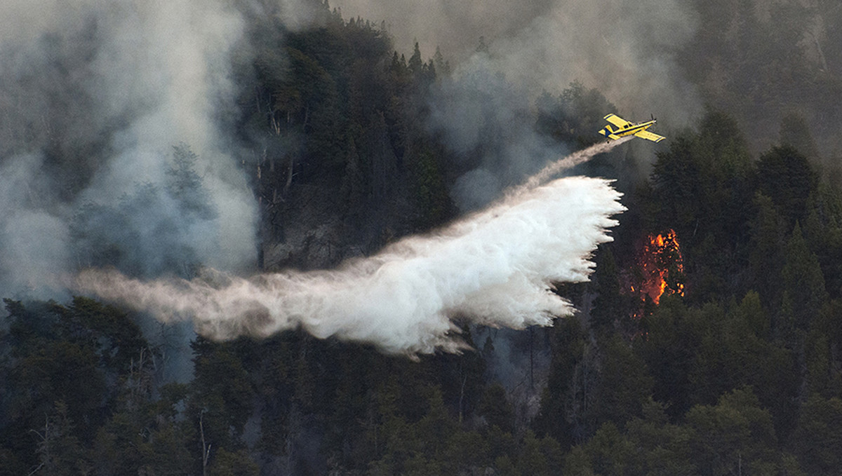 La lluvia trajo alivio en el incendio en Los Alerces, pero rige una alerta por vientos intensos
