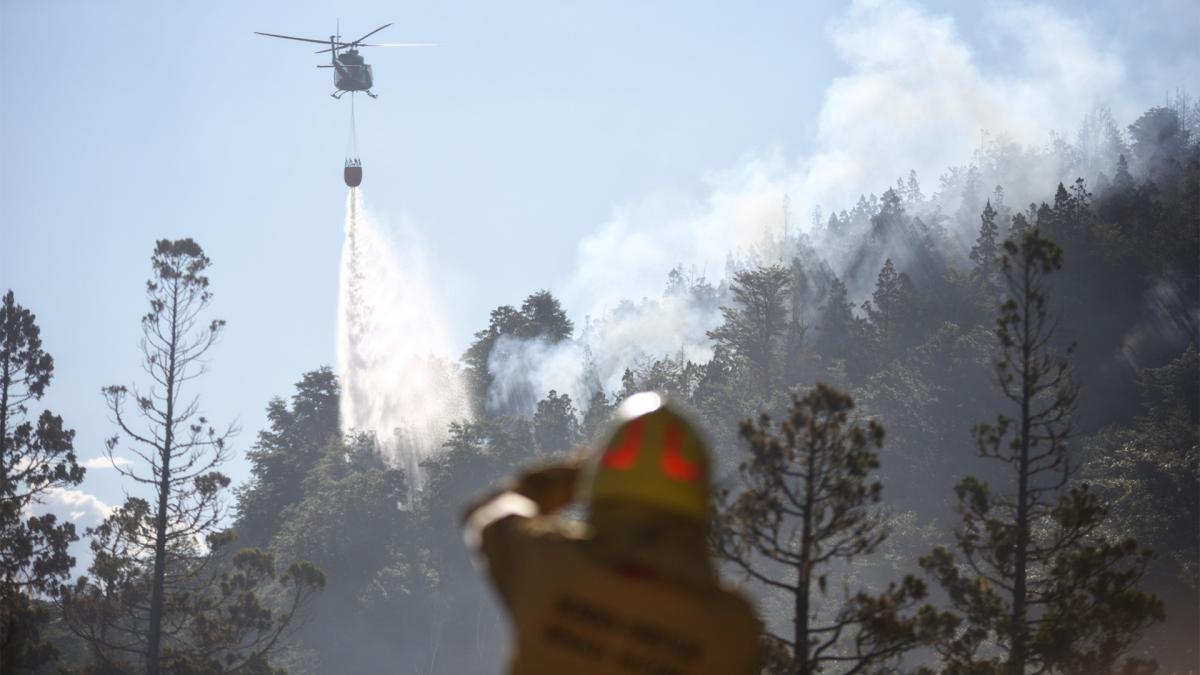Continúan los sobrevuelos en Los Alerces para monitorear el incendio y esperan vientos intensos que complicarán el combate contra el fuego