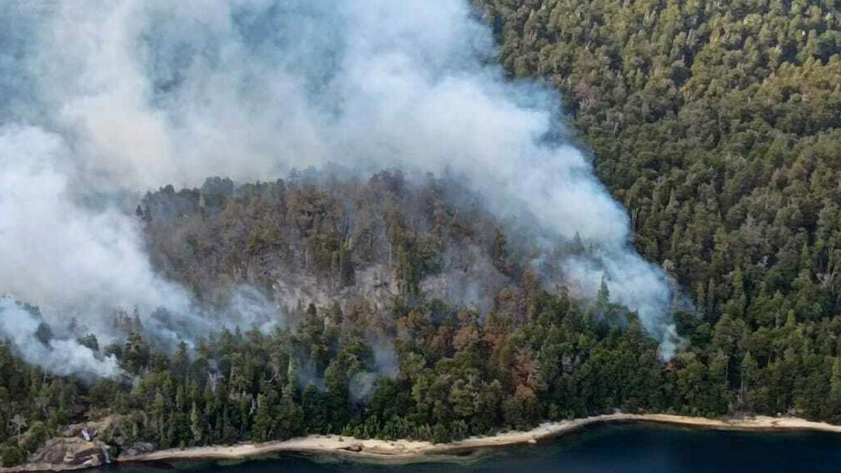 Por un incendio forestal cierran senderos y circuitos en el Parque Nacional Nahuel Huapi