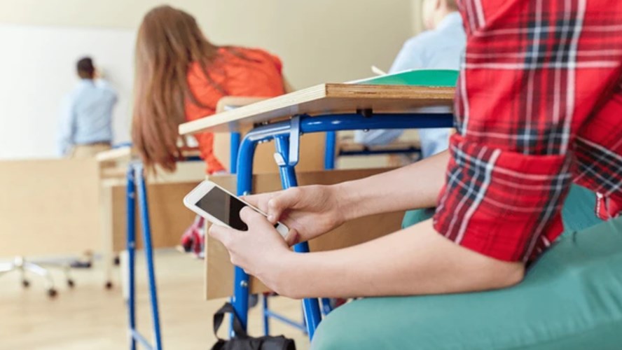 El Gobierno británico prohibió el uso de celulares en las escuelas