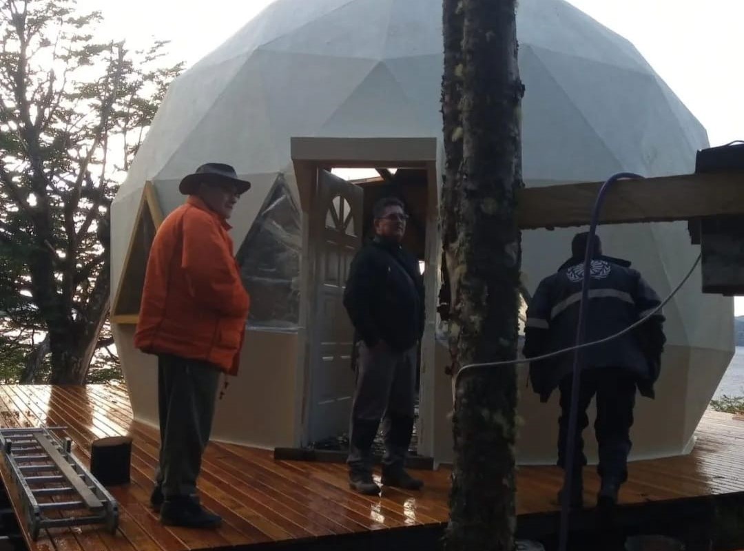 Río Senguer: El intendente Mongilardi y la Policía desarmaron una construcción ilegal sobre el Lago La Plata