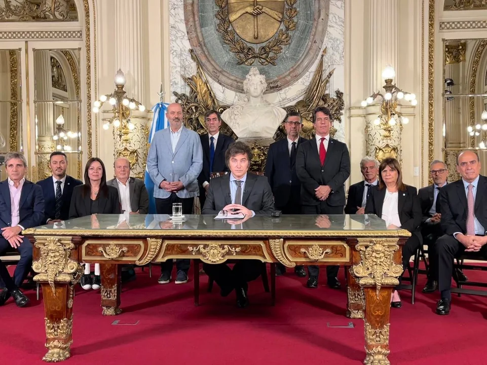 Oficial: Milei dio marcha atrás con el aumento del 48 por ciento para él y sus ministros