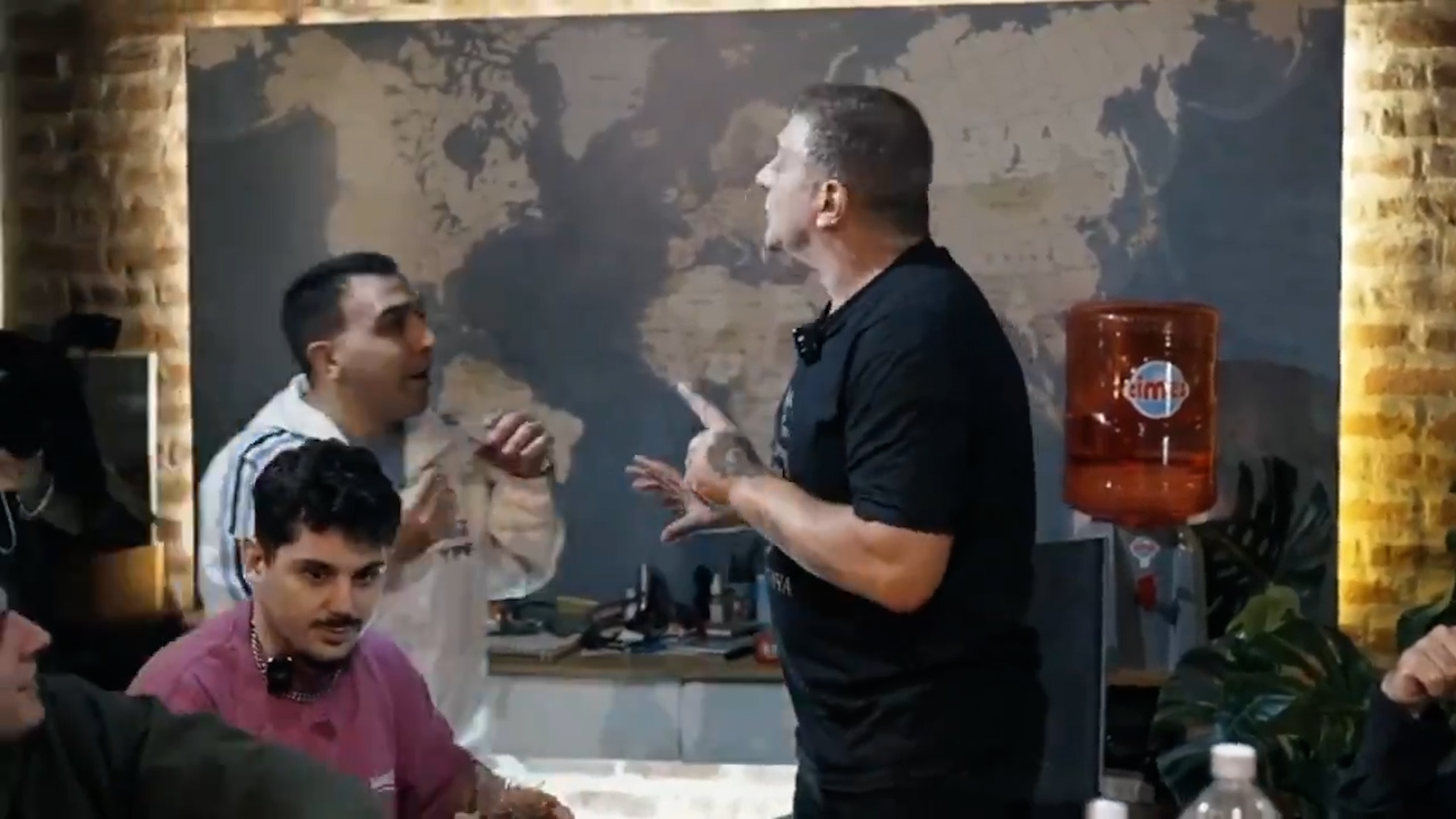 Viral: El Turco García publicó la secuencia completa de la pelea con “Camisetas Nani”