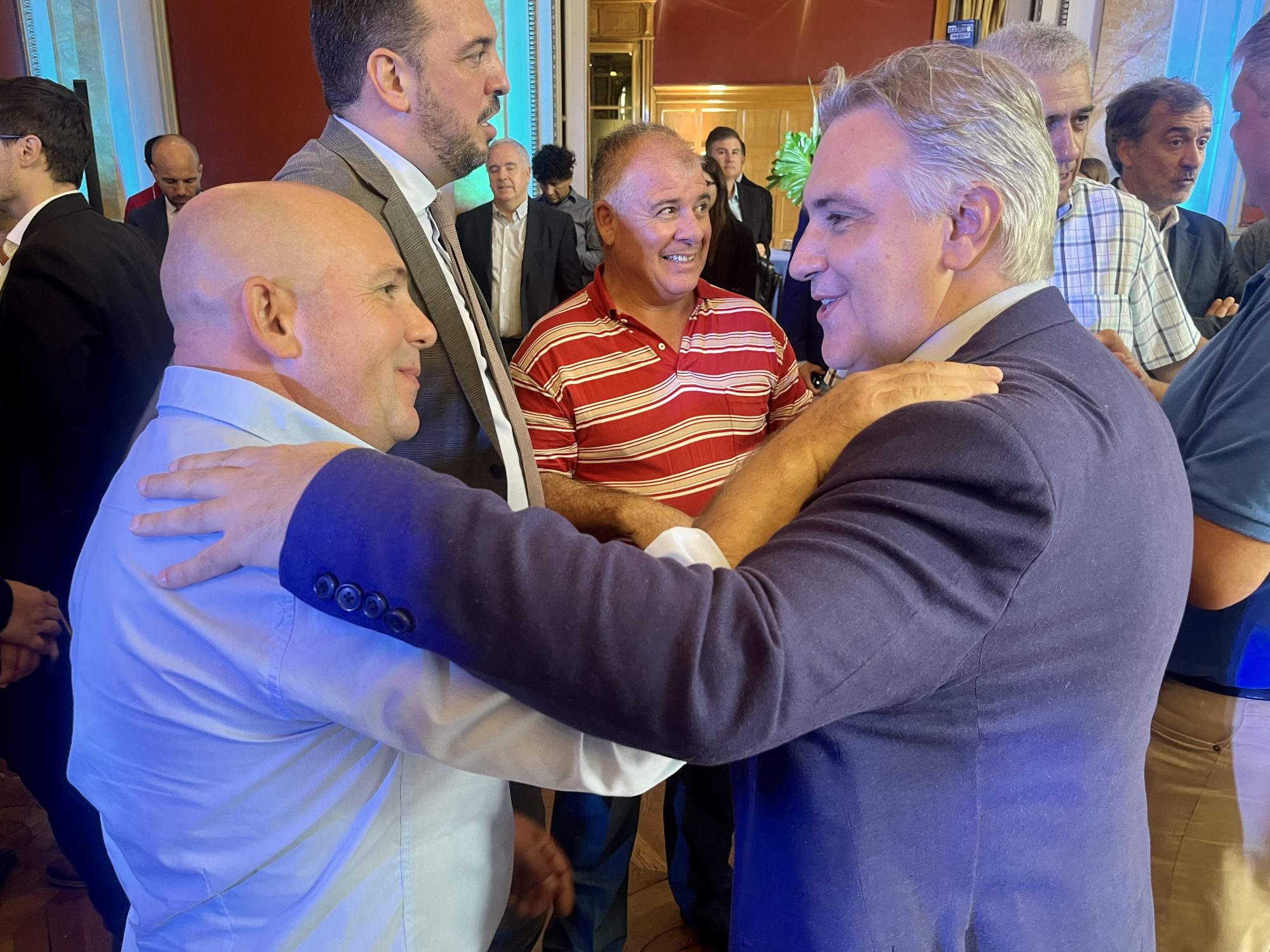 Sastre fue recibido en Córdoba por el gobernador Martín Llaryora en el marco del encuentro de Intendentes organizado por la Red de Innovación Local