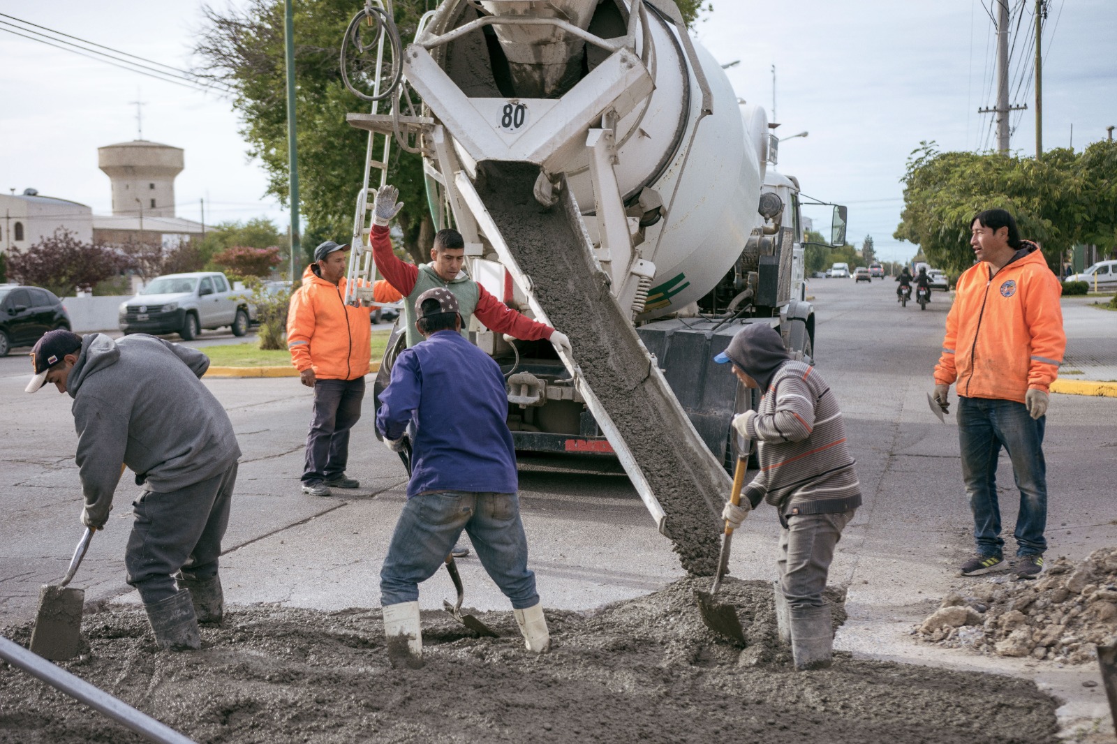 Obras Públicas Municipal avanza con las tareas de bacheo para mejorar la transitabilidad en Rawson