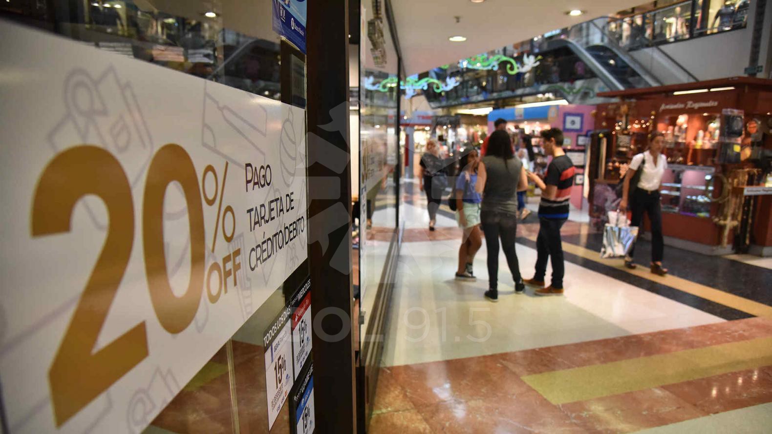 El consumo cayó 3,5% en febrero y anotó la segunda peor caída en tres años