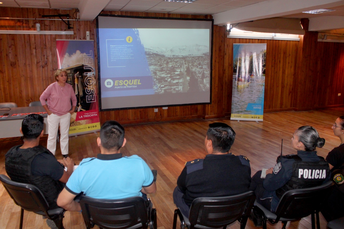 Esquel capacitó a la Policía en atención al turista y ley sobre maltrato animal