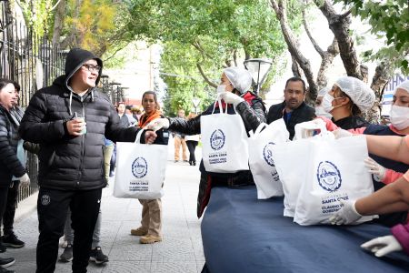 El Gobierno entregó merluza de manera gratuita a vecinos de todas las localidades de Santa Cruz