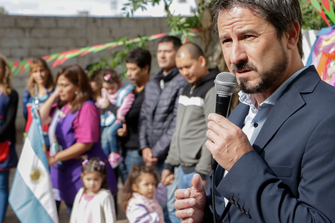 Merino participó del inicio del ciclo lectivo de las escuelas N° 712, N° 199 y el ISET N° 820