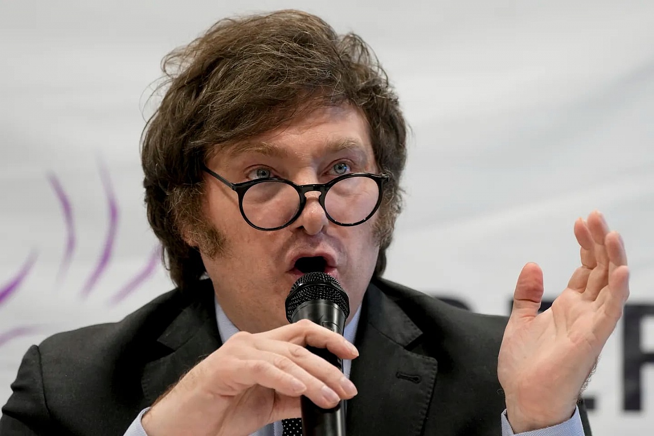 Javier Milei explicó que la apertura de importaciones a productos de la canasta básica tiene como objetivo “contener el alza” de los precios