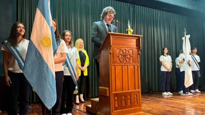 Dos alumnos se desmayaron mientras Javier Milei daba un discurso en el colegio Cardenal Copello