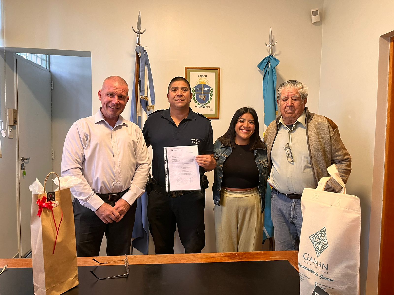 El sargento Quiroga que rescató a una joven del agua, fue reconocido como “Ciudadano Destacado” de Gaiman