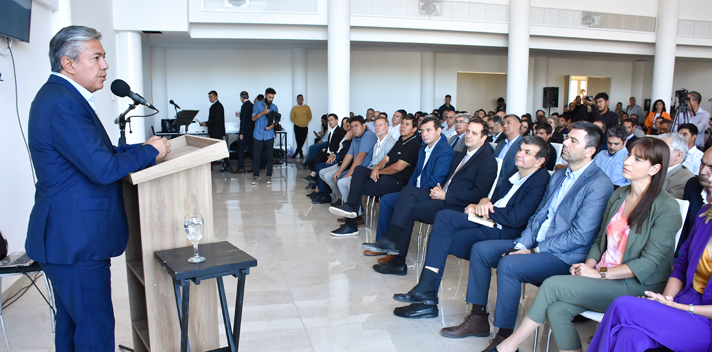 Figueroa invitó a las operadoras de Vaca Muerta a invertir en infraestructura y educación