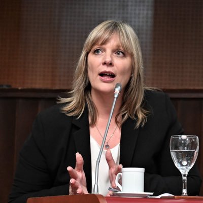 Tras el discurso del gobernador, Vanesa Abril dijo que la gestión de Arcioni inició seis nuevas escuelas con fondos propios