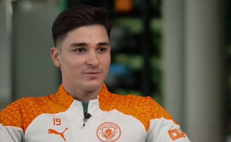 Sorprendió a todos: Julián Álvarez dio su primera entrevista en inglés