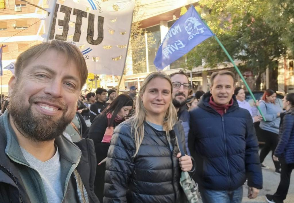 Belén Baskovc marchó junto a Gustavo Mac Karthy en defensa de la Universidad Pública