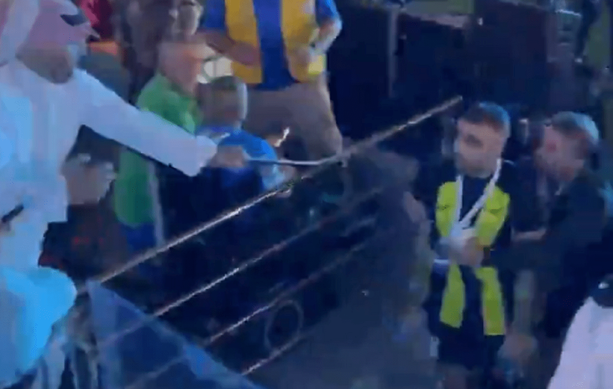 Insólito: Un hincha atacó a latigazos a un jugador del equipo de Gallardo en Arabia Saudita
