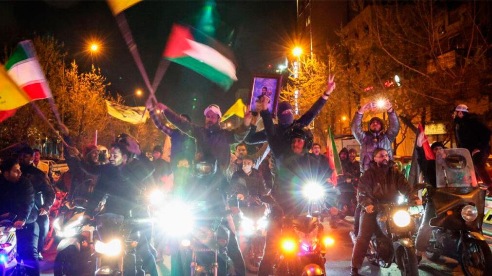 Ciudadanos iraníes salieron a la calle a celebrar el ataque a Israel con banderas del país y de Hezbollah