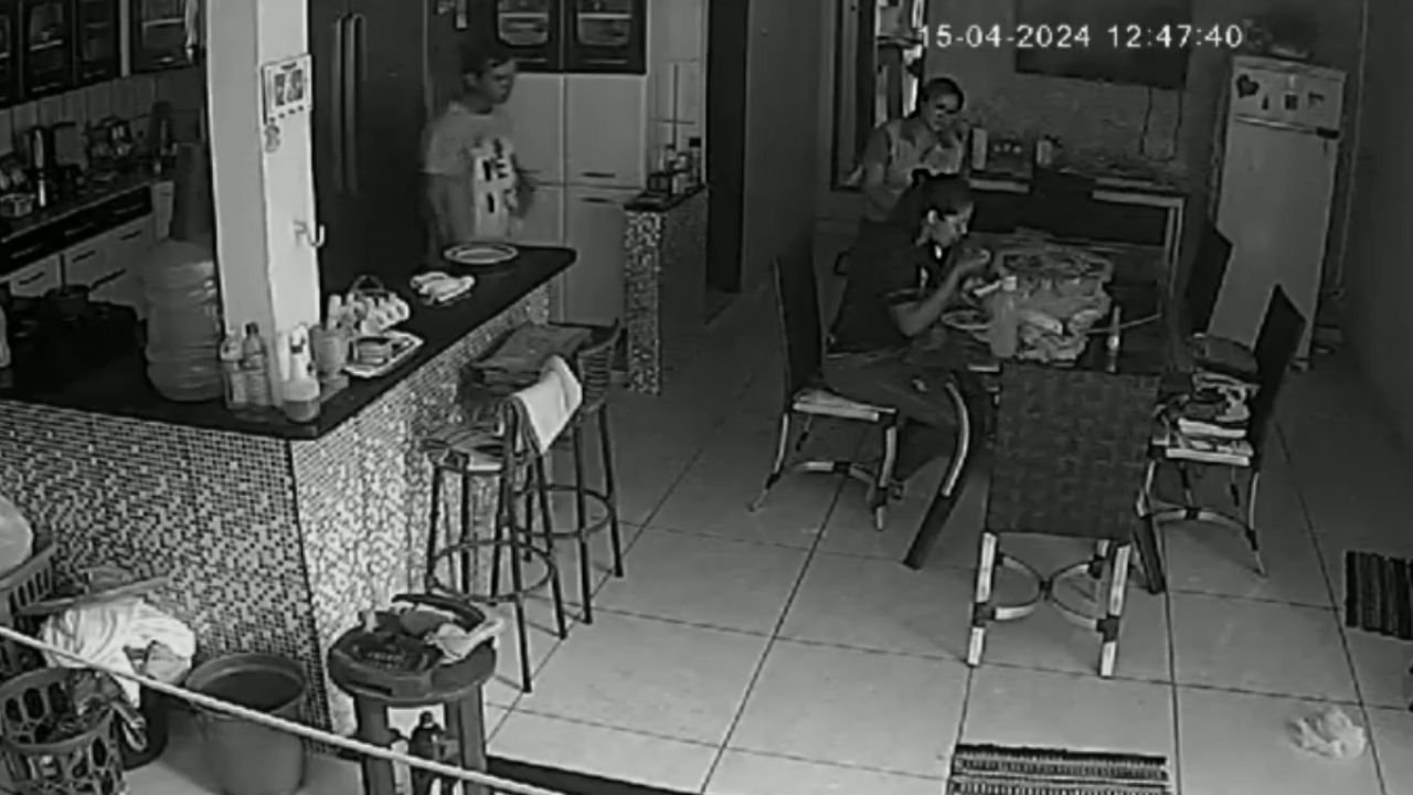 Horror en Brasil: Un hombre asesinó a puñaladas a su esposa delante de su hijos, escapó y se encuentra prófugo