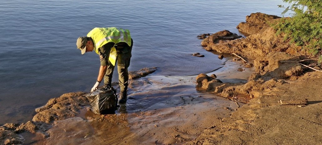 Vio la presencia de Gendarmería y en la huida abandonó una bolsa con más de 18 kilos de marihuana sobre la costa del río
