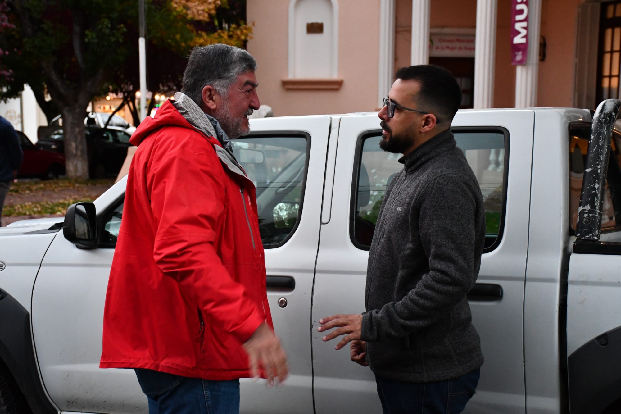 Provincia y el municipio de Esquel entregaron vehículos para diferentes instituciones