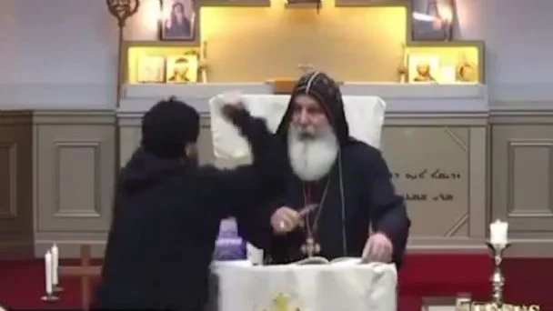 Australia: Un hombre apuñaló a un obispo mientras daba una misa