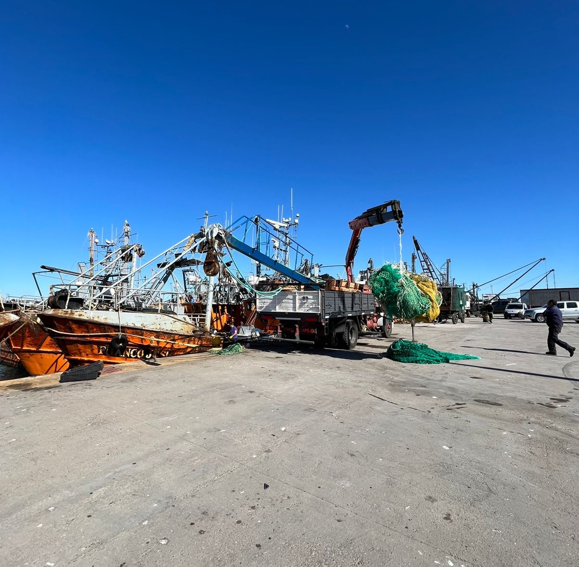 Rawson y un nuevo conflicto pesquero: Buques quieren ir a dique seco, pero tripulantes exigen primero pagos adeudados