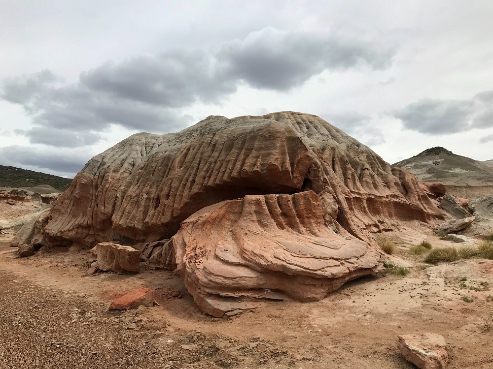 Rocas Coloradas, una joya oculta en la costa de Chubut con más de 65 millones de años esculpidos por la lluvia y el viento