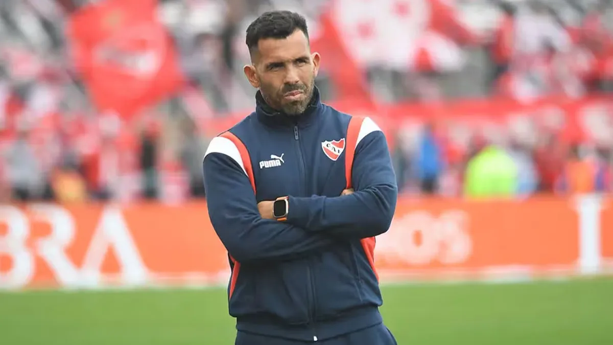 La drástica decisión que tomó Carlos Tevez en Independiente: Bajó a dos jugadores a Reserva