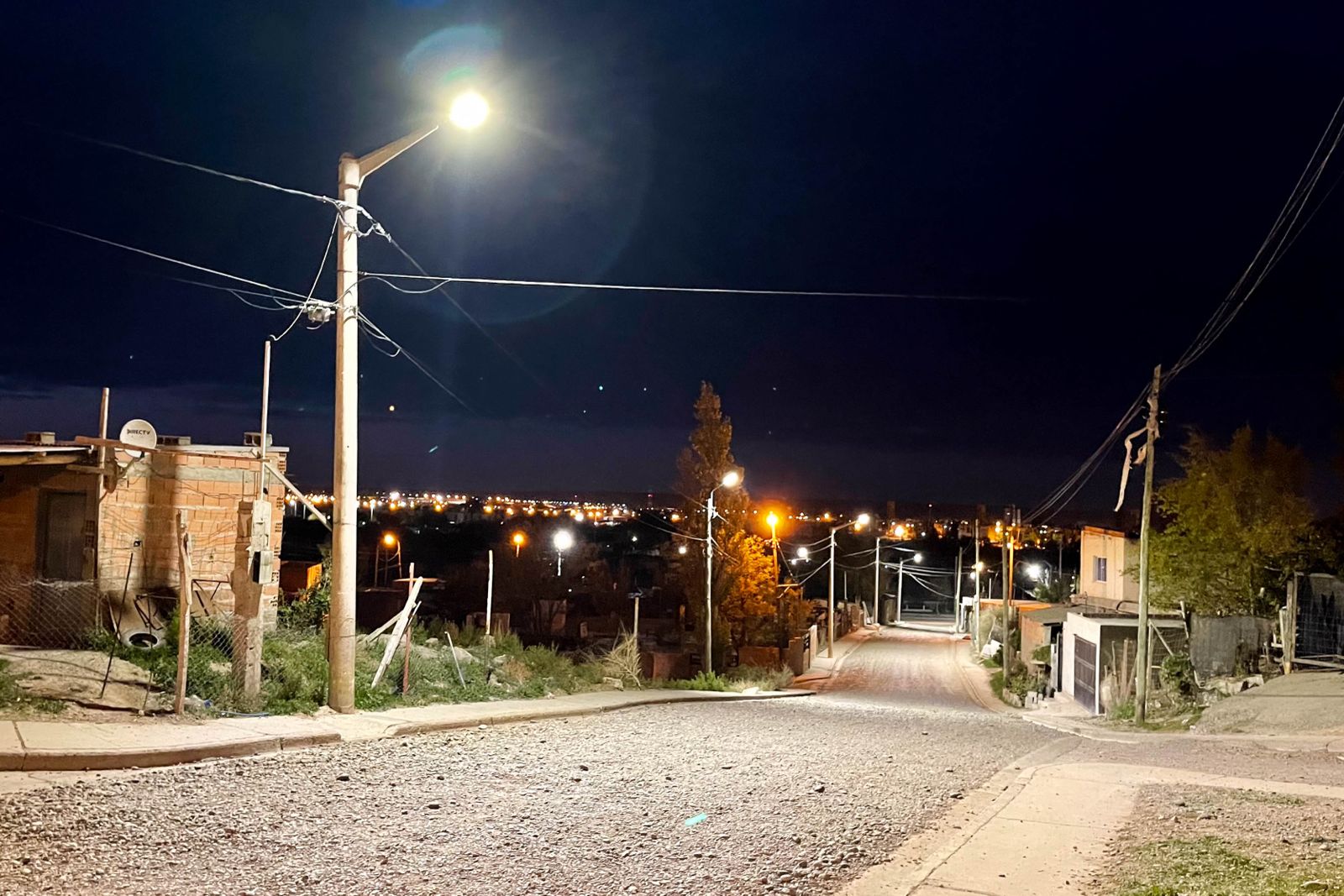 Trelew: La Cooperativa Eléctrica comenzó con la instalación de nuevas luminarias led en diferentes barrios de la ciudad