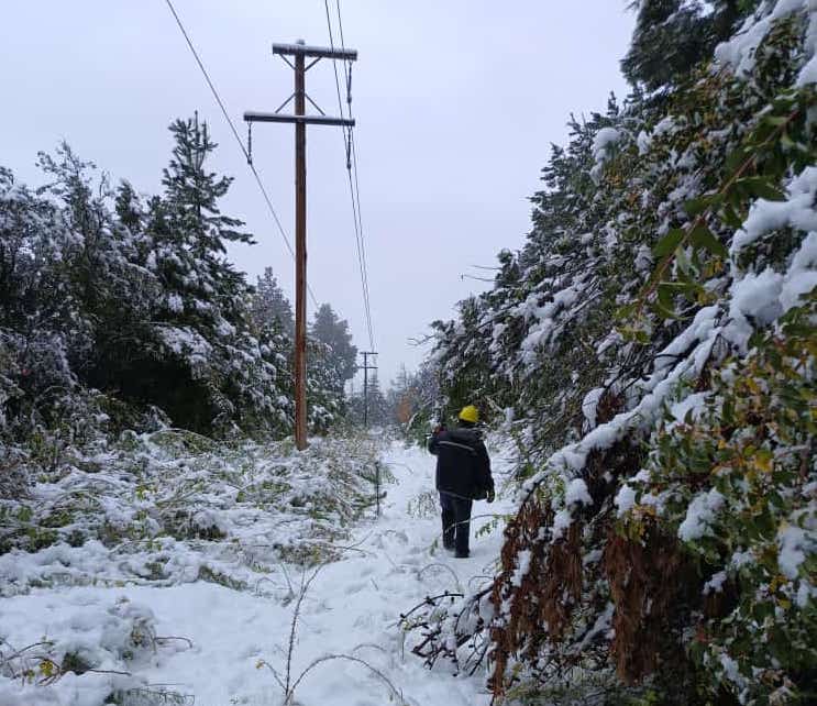 Provincia trabaja en el restablecimiento del servicio eléctrico en la Comarca Andina tras cortes por nevadas