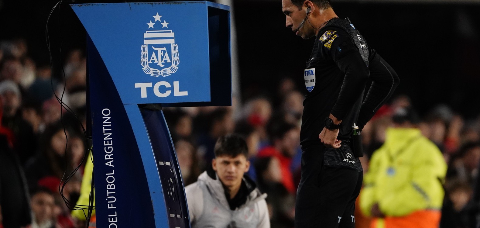 Nuevos cambios en el VAR: Ahora los técnicos podrán pedirle al árbitro que revise jugadas