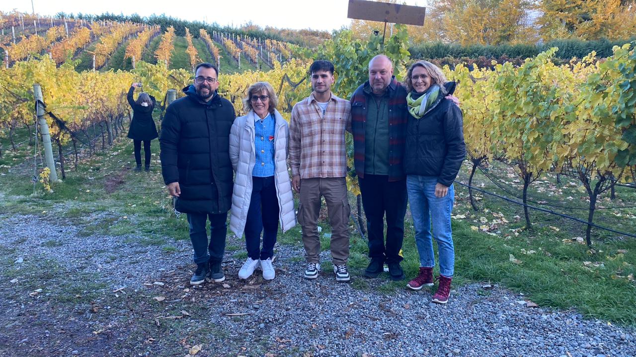 Chubut: Funcionarios provinciales recorrieron viñedos, campos de peonías y producciones de fruta fina para impulsar la actividad emprendedora en la Cordillera
