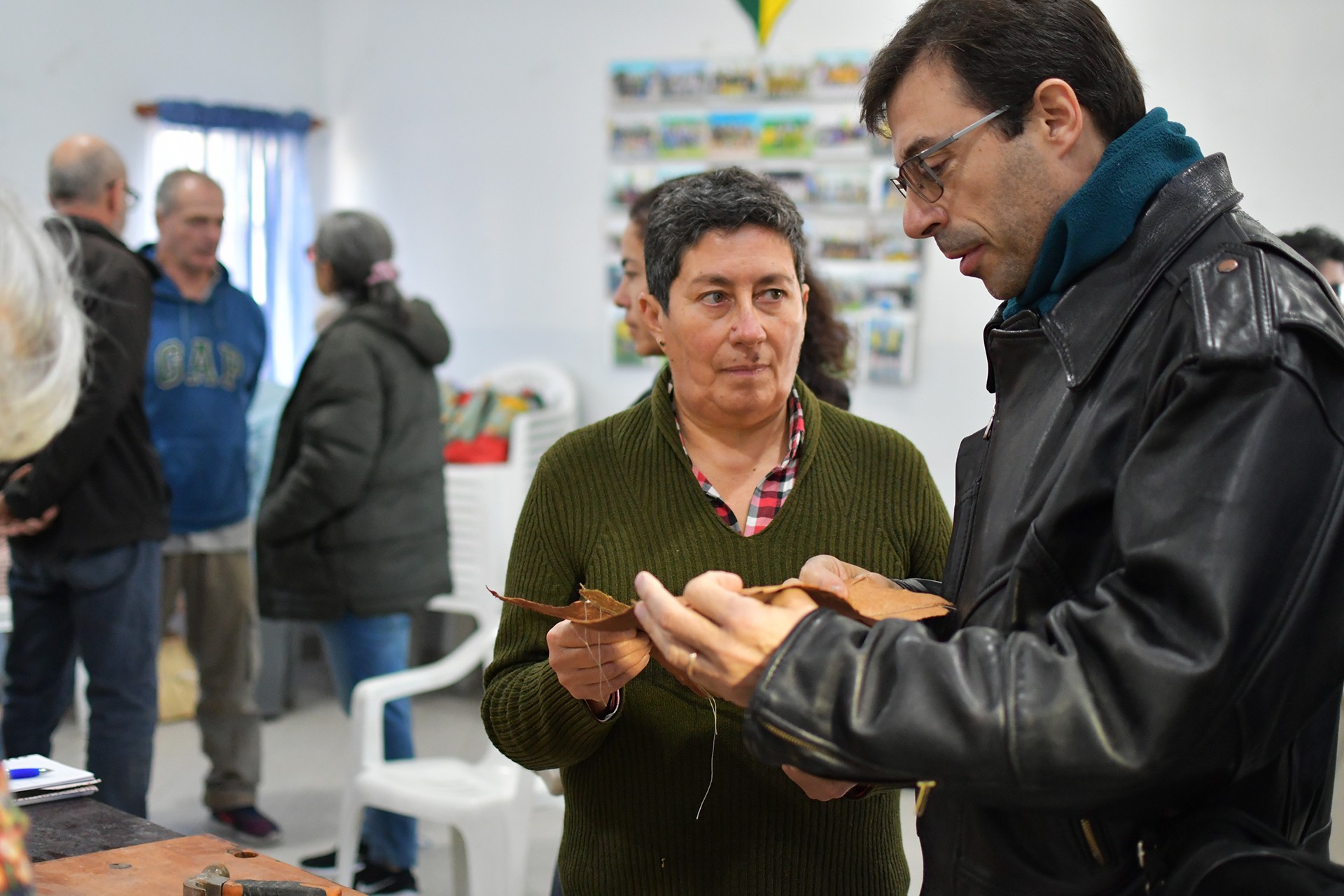 Provincia capacitó a artesanos y diseñadores chubutenses en el curtido de pieles de pescado