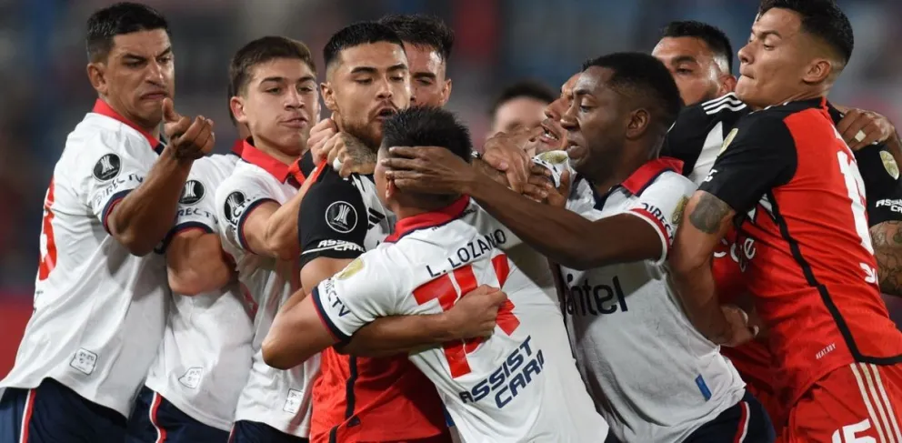 Copa Libertadores: Con un polémico arbitraje, River empató 2-2 ante Nacional en Montevideo