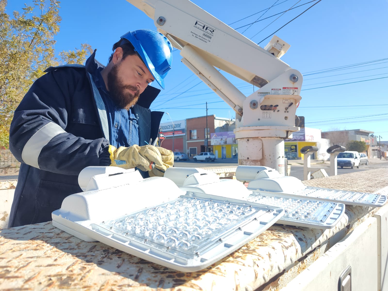 Servicoop instaló nuevas luminarias led en una escuelas de Puerto Madryn