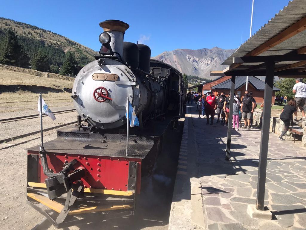 “La Trochita” conmemora un nuevo aniversario de su llegada a Esquel y del primer Gobierno Patrio