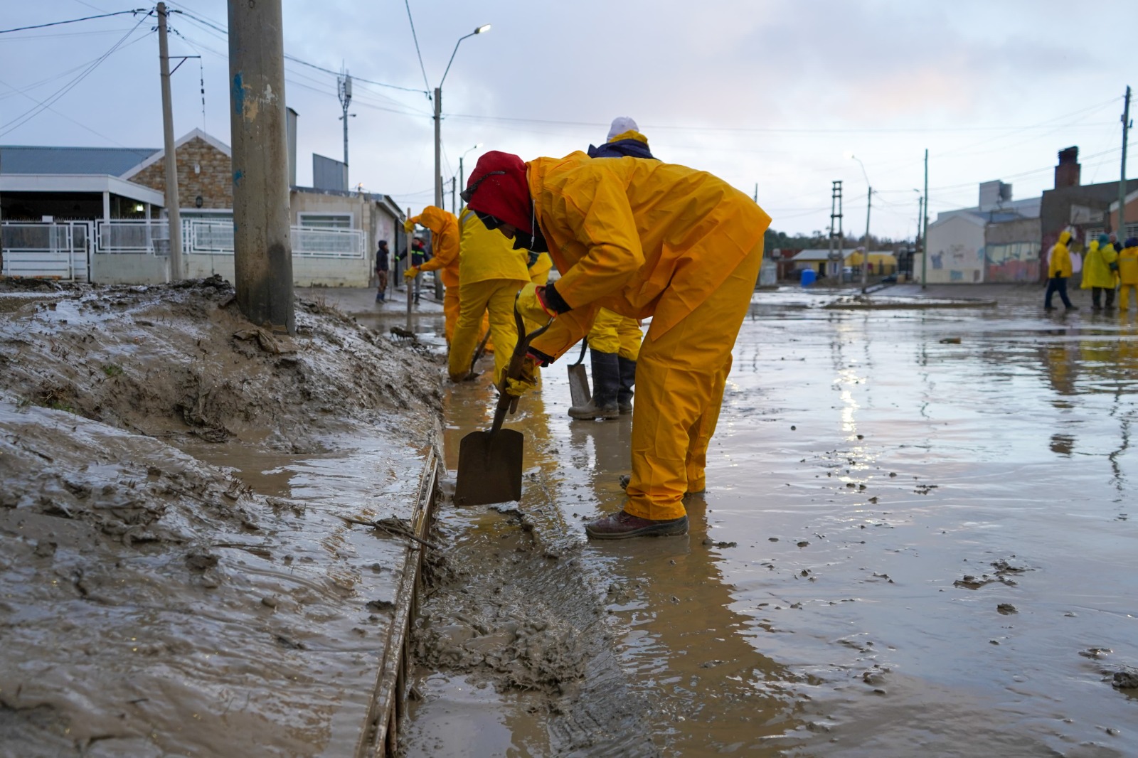 Comodoro: Continúan los trabajos de limpieza de caminos y pluviales en la ciudad