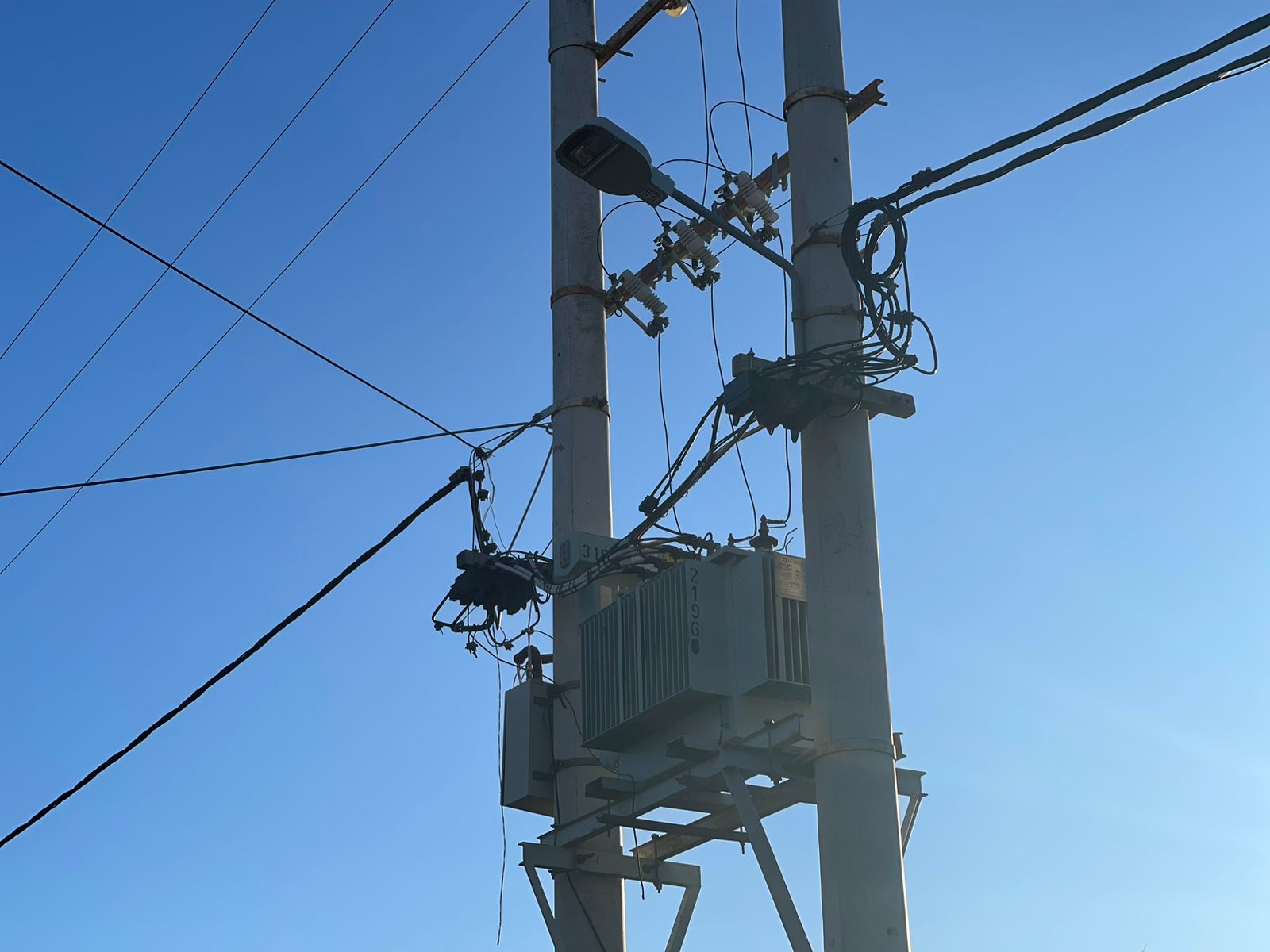 Robo de energía: conexiones clandestinas provocaron interrupción del servicio en barrio Moreira de Trelew