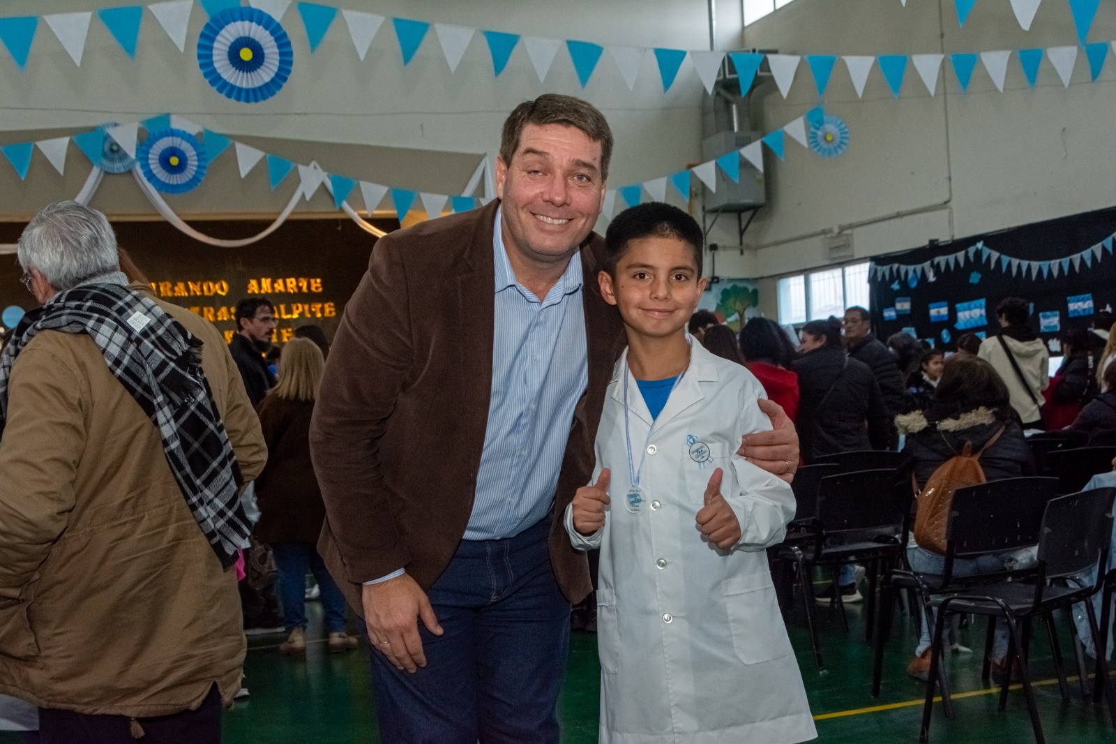 Biss y funcionarios visitaron escuelas primarias por el Día de la Bandera