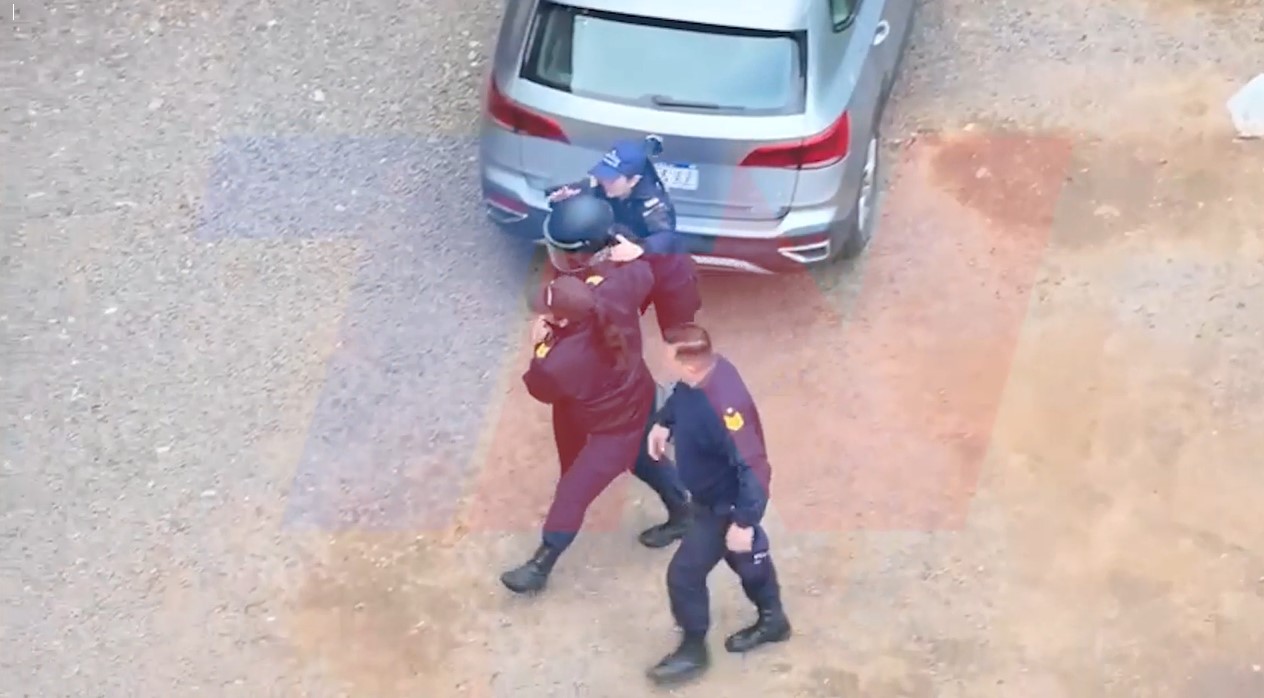 La exfuncionaria detenida por el caso Loan llegó a declarar con casco, chaleco antibalas y bajo una “lluvia” de insultos