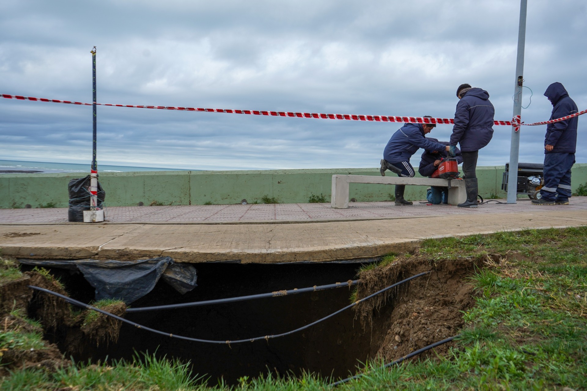 De desmoronó una parte del Paseo Costero de Comodoro y el lunes harán una evaluación sobre los daños para realizar la obra