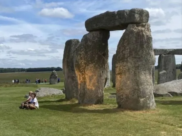 Ecologistas vandalizaron el monumento de Stonehenge y lo pintaron de naranja
