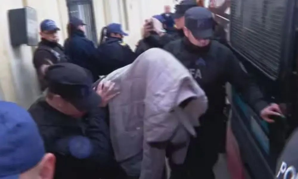 Los detenidos por el caso Loan fueron trasladados a  cárceles federales entre insultos y una fuerte custodia