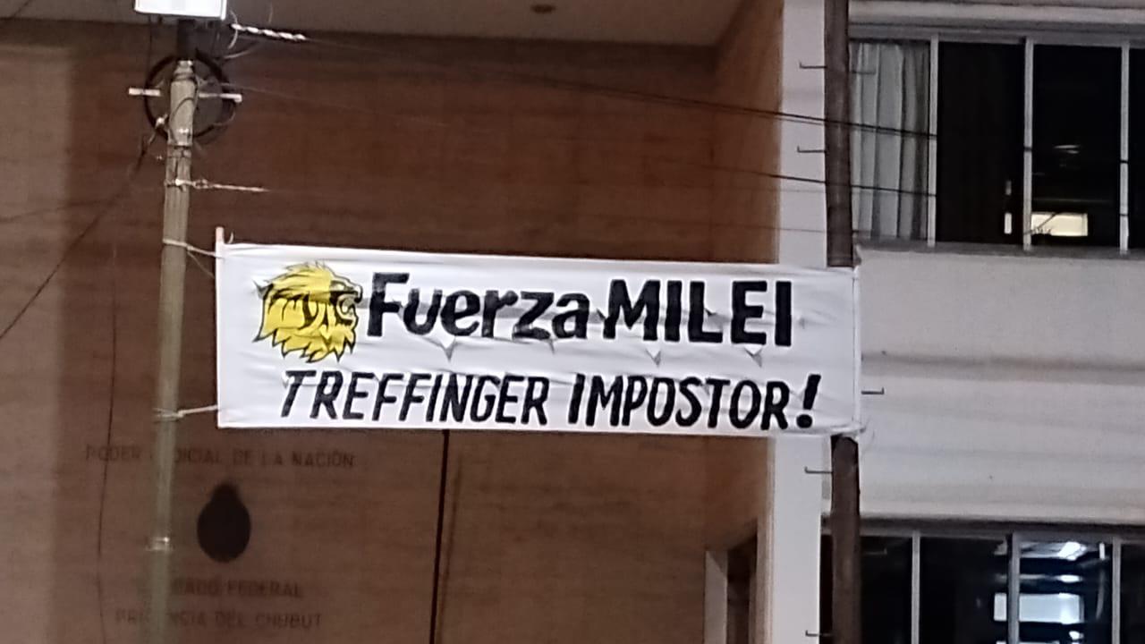 Tras la llegada de Karina Milei, se desató la interna en La Libertad Avanza: Apareció un cartel en Rawson tildando de “Impostor” a Treffinger